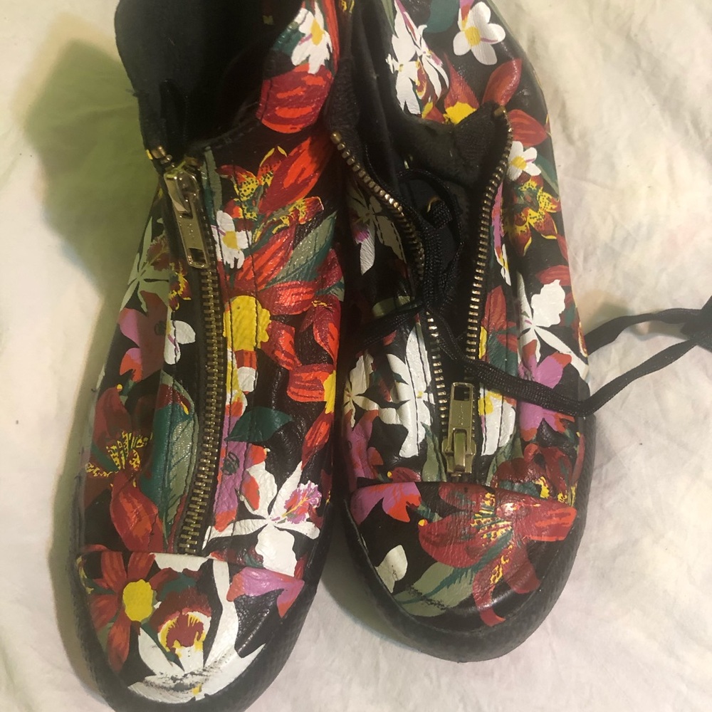 Converse tennis shoes